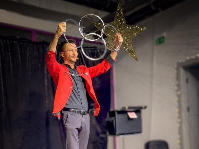 Sztuczki magiczne w wykonaniu iluzjonisty