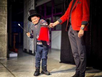 Pomocnik przy sztuczce iluzjonistycznej w trakcie Miko�ajek