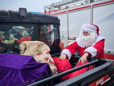 �wi�ty Miko�aj w wozie stra�ackim